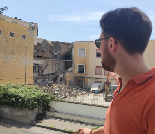 Striano, città in lutto per l’abbattimento della scuola di piazza D’Anna. Massa: "Stiamo demolendo la storia e la memoria"