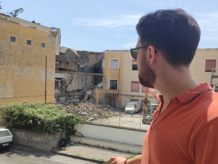 Striano, città in lutto per l’abbattimento della scuola di piazza D’Anna. Massa: "Stiamo demolendo la storia e la memoria"