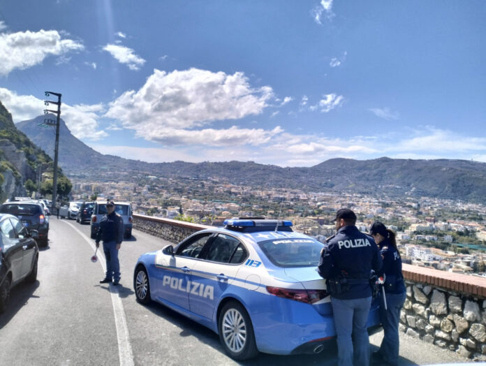 Piano di Sorrento: prova ad investire un poliziotto. Tratto in arresto un 22enne