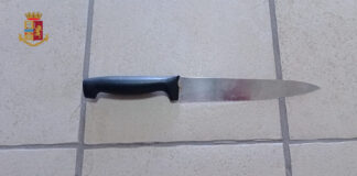 Secondigliano: aggredisce gli agenti. La Polizia di Stato arresta un trentacinquenne napoletano. I poliziotti, giunti sul posto, hanno notato un uomo che, alla loro vista, ha dato in escandescenze per poi avventarsi contro di loro fino a quando, non senza difficoltà, è stato bloccato e trovato in possesso di un coltello con la lama della lunghezza di 20 cm. Pertanto, il 35enne, con precedenti di polizia, è stato tratto in arresto per resistenza a Pubblico Ufficiale nonché denunciato per porto di armi od oggetti atti ad offendere.
