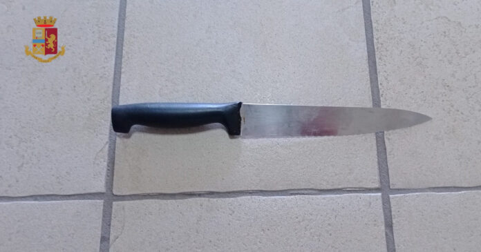 Secondigliano: aggredisce gli agenti. La Polizia di Stato arresta un trentacinquenne napoletano. I poliziotti, giunti sul posto, hanno notato un uomo che, alla loro vista, ha dato in escandescenze per poi avventarsi contro di loro fino a quando, non senza difficoltà, è stato bloccato e trovato in possesso di un coltello con la lama della lunghezza di 20 cm. Pertanto, il 35enne, con precedenti di polizia, è stato tratto in arresto per resistenza a Pubblico Ufficiale nonché denunciato per porto di armi od oggetti atti ad offendere.