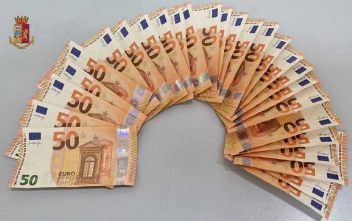Napoli: tratto in arresto un 18enne di origine venezuelana sorpreso in possesso di 1350 euro in banconote false Napoli: tratto in arresto un 18enne di origine venezuelana sorpreso in possesso di 1350 euro in banconote false