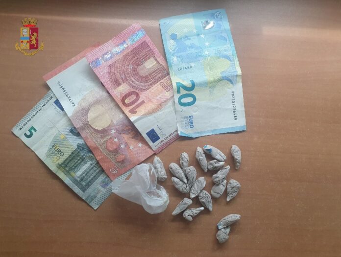 Scampia: sorpreso a consegnare droga. Tratto in arresto un 64enne napoletano