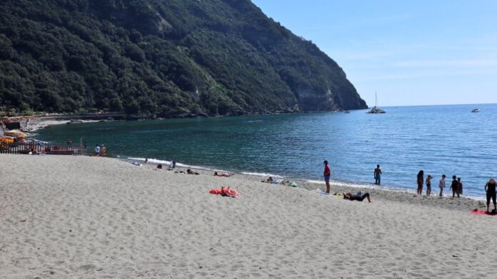 Ischia: atti osceni in spiaggia. Denunciato 53enne