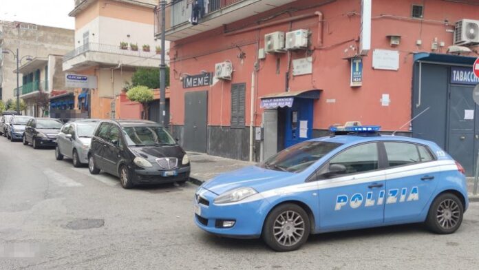 Controlli della Polizia nei quartieri San Giovanni e Barra, trovata droga all'interno di un basso abbandonato