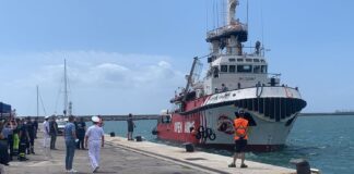 Lo sbarco dalla Open Arms dirottato su Salerno. Tutti in buone condizioni i 72 migranti