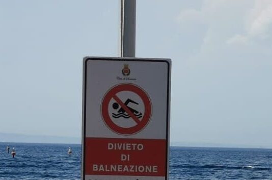 Sorrento, divieto temporaneo di balneazione a Marina Grande