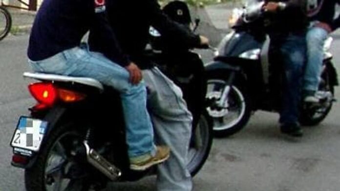 Napoli, Gianturco: tentano una rapina, ma cadono dallo scooter. Acciuffati e denunciati due minori
