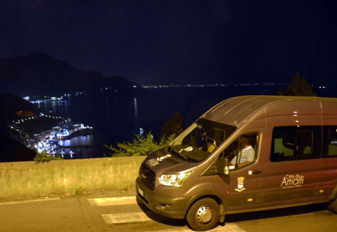Amalfi, ritorna il servizio di mini bus notturno per le frazioni