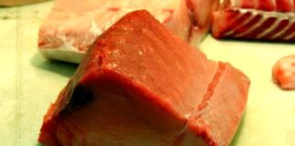 Trecento euro di tonno nel passeggino con un bimbo di 2 anni a Sorrento. Carabinieri arrestano 20enne e denunciano la complice minorenne