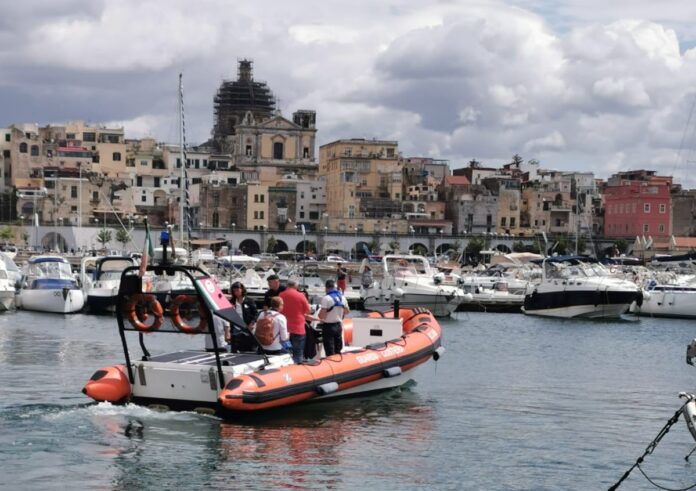 Torre Annunziata: disabile si tuffa nel porto con la carrozzina e muore per un malore