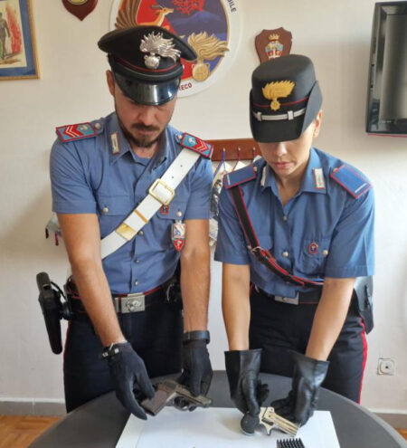 Volla i Carabinieri arrestano 27enne. In casa due armi pronte all’uso