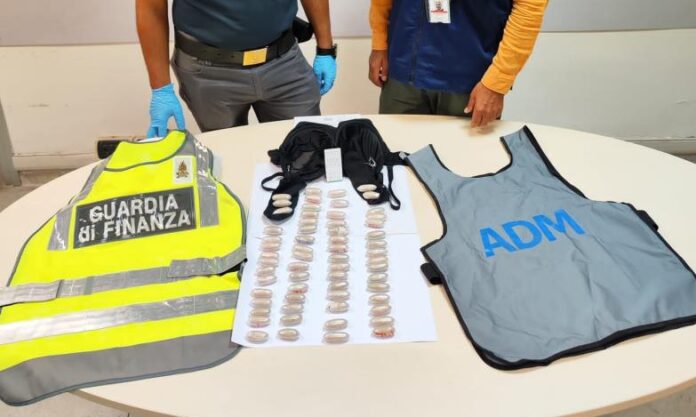 Oltre 60 ovuli di eroina nella biancheria intima: arrestata 36enne all'aeroporto di Napoli Capodichino