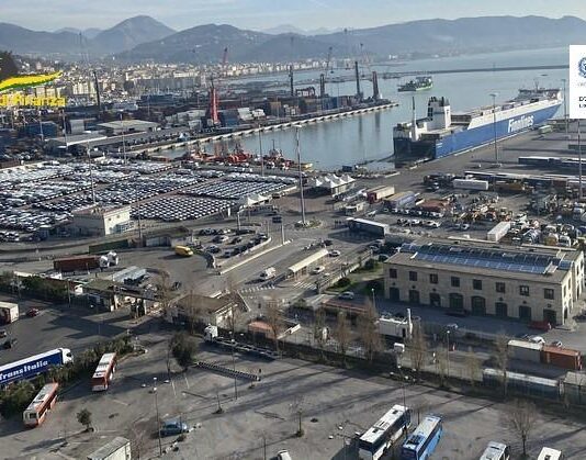 Pellet fuorilegge nel porto di Salerno, sequestrate 135 tonnellate di materiale: il blitz della guardia di finanza