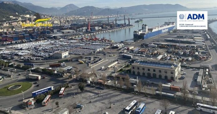 Pellet fuorilegge nel porto di Salerno, sequestrate 135 tonnellate di materiale: il blitz della guardia di finanza