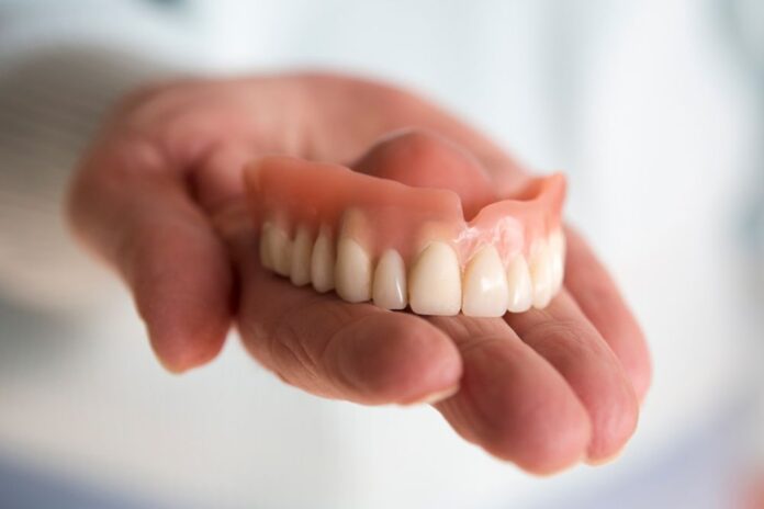 A Sorrento il "mistero" della colla per dentiere: boom di furti. Arrestato un 19enne, è il terzo caso in pochi giorni