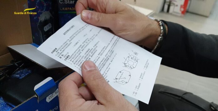 Pagani, blitz delle fiamme gialle: sequestrati 50mila prodotti pericolosi. Segnalato il titolare dell'esercizio