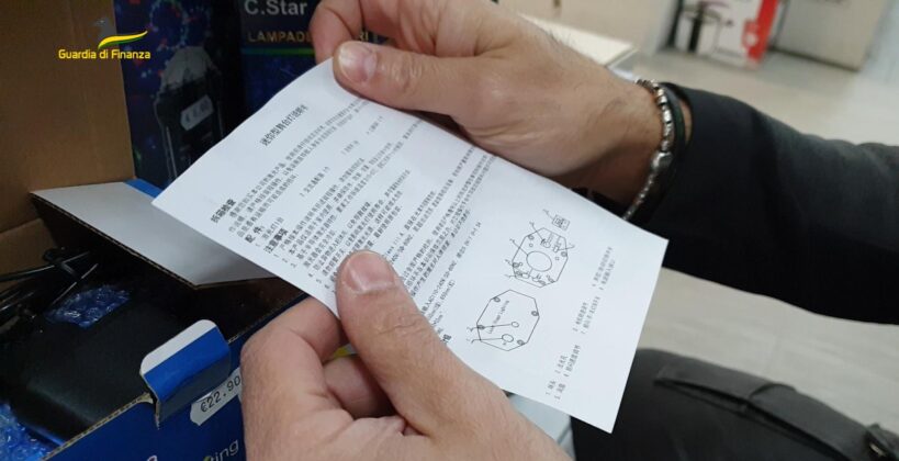 Pagani, blitz delle fiamme gialle: sequestrati 50mila prodotti pericolosi. Segnalato il titolare dell'esercizio