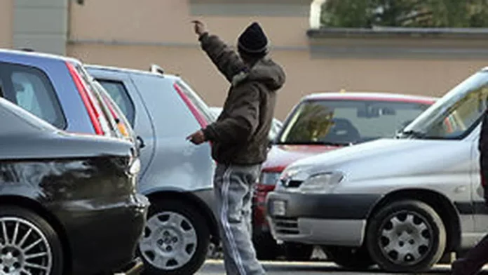Napoli: chiede soldi per la sosta dell’auto. Arrestato un parcheggiatore abusivo