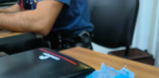 I Carabinieri del Gruppo di Castello di Cisterna hanno effettuato un servizio notturno a largo raggio in alcune periferie dell’area Nord di Napoli con particolare attenzione al rione Salicelle di Afragola e nella Cisternina di Castello di Cisterna. Ad Afragola i carabinieri della compagnia di Casoria con i colleghi del reggimento Campania hanno presidiato la zona con diverse perquisizioni. Tra le 102 persone identificate erano ben 65 i pregiudicati. Nelle aree comuni dell’isolato 22 sono stati rinvenuti 16 proiettili di diverso calibro tra il 357 magnum, il calibro 38, il calibro 12 e il calibro 9. Nella Cisternina, invece, i carabinieri della locale compagnia hanno arrestato il 45enne già noto alle forze dell’ordine Salvatore Guadagno. L’uomo, dovrà rispondere di spaccio e detenzione di droga, è stato sorpreso mentre cedeva una dose di crack ad un cliente che è stato poi segnalato alla Prefettura quale assuntore. Il pusher è stato perquisito e trovato in possesso di 23 dosi di crack e di 7 dosi di cocaina. I controlli continueranno anche nei prossimi giorni.