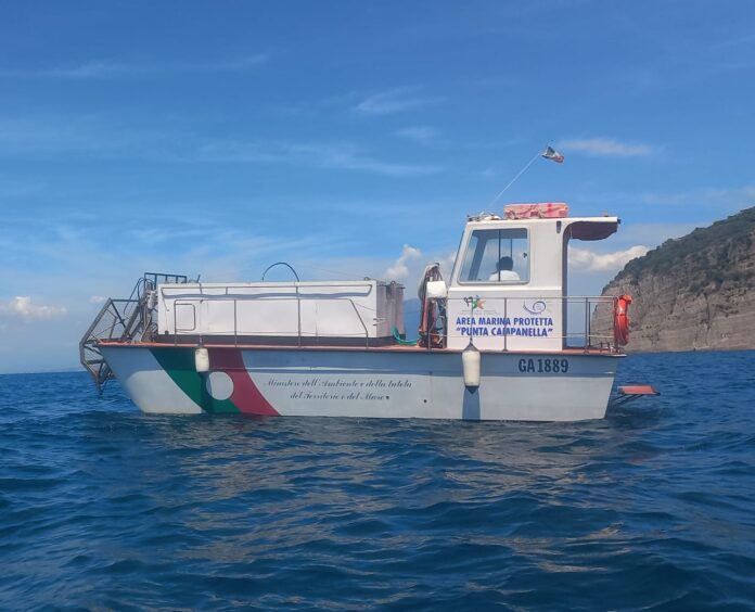Punta Campanella, raccolta differenziata direttamente dagli yacht. Torna in azione lo Spazzamare