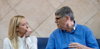 Stupro di Caivano, il premier Giorgia Meloni al Parco Verde con don Maurizio Patriciello: "La nostra battaglia non finisce mai"
