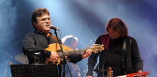 I mandolini e i ritmi incalzanti delle percussioni, del basso e della batteria, le chitarre, le liriche emozionali e struggenti, le inconfondibili e travolgenti danze popolari e tarantelle, in una fusione di suoni del Mediterraneo. Ad Amalfi ritorna la grande tradizione del Concerto di Ferragosto con un omaggio alla “Canzone Napoletana” che incrocia la world music, l’etno jazz. Perché la musica è un linguaggio universale che non ha confini, contaminandosi attraverso le varie culture. Due ore di straordinaria musica dal vivo con l’Orchestra NapoliOpera, in concerto lunedì 14 Agosto alle ore 21.30 in Piazza Municipio, evento inserito nel più ampio programma “Amalfi Summer Fest 2023”, promosso dall’Amministrazione Comunale guidata dal Sindaco Daniele Milano. Ancora una volta Napoli è protagonista in Costa d’Amalfi, con la formazione che si compone di 8 musicisti che fanno parte dell'Orchestra Italiana di Renzo Arbore, con cui ancora girano l'Italia e il mondo, registrando successi su successi. Una performance che affonda le radici nell'immenso patrimonio musicale partenopeo in una fusione di suoni globali, che ha conquistato un successo popolare che l'ha fatta amare in tutto il mondo, filtrando le esperienze che i suoi musicisti hanno maturato collaborando con artisti quali Murolo, Gragnaniello, Pino Daniele, Teresa de Sio, Tullio De Piscopo e tanti altri, fino all’Orchestra Italiana di Renzo Arbore. Nel repertorio grandi classici, come “Era de Maggio”, “Maria Marì”, travolgenti danze popolari in un particolare e coinvolgente “Medley di Tarantelle”. E ancora brani come “Nun te scurdà” (Almamegretta), “Don Rafaè” (F.De Andrè ) che aprono una finestra sui più recenti “classici”. Un’appassionata “Santa Lucia luntana” per solo mandolino fa godere appieno il più tradizionale strumento napoletano. Il concerto prevede anche una particolare versione di “Tammurriata nera” e poi ancora “Pigliate….na pastiglia” e “Maruzzella” di Renato Carosone, “O Sarracino” nella versione cantata dall’amico e artista scomparso Beniamino Esposito, di cui è anche "'A 'nzalata 'e mare", fino all’immancabile tributo all'amico Renzo Arbore con brani come “Cocorito“, "Scapricciatiello" etc… Con Gianni Conte come voce solista, Massimo Volpe alla direzione orchestrale, pianoforte e cori, Michele Montefusco alle chitarre e cori, Peppe Sannino alle percussioni e cori, Massimo Cecchetti al basso e cori, Roberto Ciscognetti alla batteria e, dulcis in fundo, Salvatore Esposito e Nunzio Reina ai mandolini. «Il Concerto di Ferragosto vuole celebrare l’estate, ma soprattutto valorizzare la grande tradizione musicale italiana e campana riconosciuta in tutto il mondo, attraverso il fascino della piccola orchestra, nucleo fondante dell’Orchestra Italiana di Renzo Arbore. Riviviamo attraverso la musica l’epoca d'oro della canzone napoletana, attraverso autori, compositori importanti poeti e parolieri simbolo di Napoli – afferma la consigliera agli Eventi, Enza Cobalto – Festeggiamo l’estate già dalla vigilia di Ferragosto, anticipando il concerto al 14 agosto in Piazza Municipio, perché l’obiettivo è far conoscere tutti gli angoli della nostra città, partendo dal centro alle frazioni più alte con Borghi in Festa. Amalfi Summer Fest è pensata per un pubblico trasversale e per rendere piacevole il soggiorno a chi sceglie la nostra città come destinazione turistica. Il successo in termini di presenze registrate finora ci conferma la validità della nostra scelta artistica” Amalfi Summer Fest prosegue venerdì 18 agosto alle ore 21.30 in Piazza Municipio con la rassegna “Cover Night”. Si balla con Belcanto & Rhapsody. Un progetto creato appositamente per la promozione della cultura musicale italiana nel mondo con citazioni artistiche musicali internazionali che hanno attraversato e unito tante generazioni italiane all’estero. L’amore per la musica è il filo che lega Russell Russell, Michele Longo, Matteo Schiavone e Sonia Mosca in questo spettacolo unico e inedito che racconta ed emoziona. Ad accompagnare gli artisti la Mediterranean Orchestra, con Luigi Pagliara, Michele Piano, Silvio La Torre, Marco Tricarico, Antonio Farabella e Salvatore Ragno.