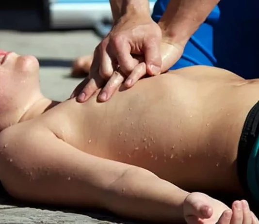 Bambino di 8 anni in crisi respiratoria in spiaggia a Salerno, salvato da un carabiniere in vacanza