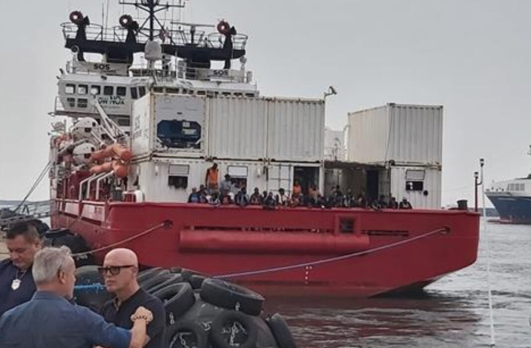 La nave Ocean Viking è giunta al porto di Napoli, a bordo ci sono 439 migranti: da inizio anno accolte quasi 2mila persone