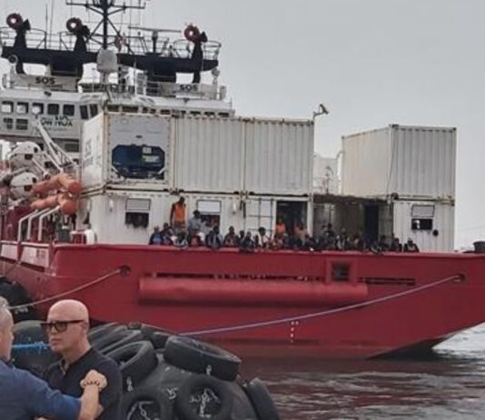 La nave Ocean Viking è giunta al porto di Napoli, a bordo ci sono 439 migranti: da inizio anno accolte quasi 2mila persone