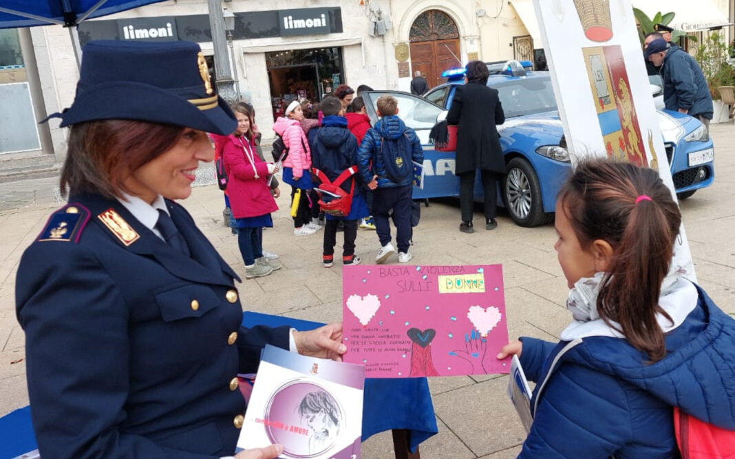 "Questo non è amore", la campagna contro la violenza sulle donne della polizia di stato a Caivano