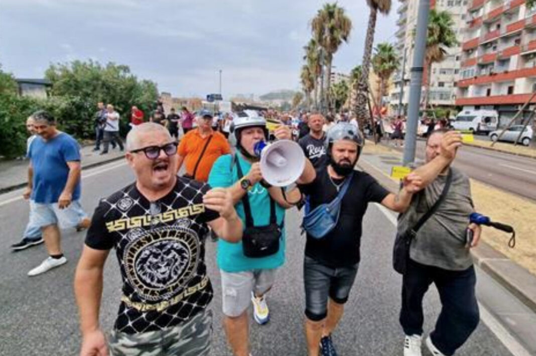 Napoli, corteo in difesa del Reddito di Cittadinanza: circa 400 persone in strada. "La folla sta bloccando il traffico"