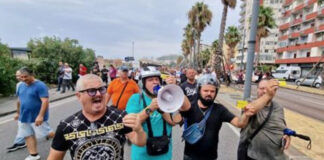 Napoli, corteo in difesa del Reddito di Cittadinanza: circa 400 persone in strada. "La folla sta bloccando il traffico"