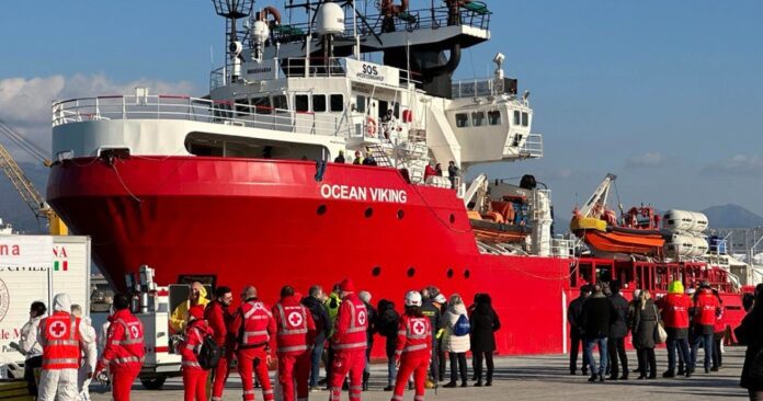 Migranti: atteso a Napoli arrivo nave Ocean Viking. Era diretta a Genova, cambio porto per il maltempo