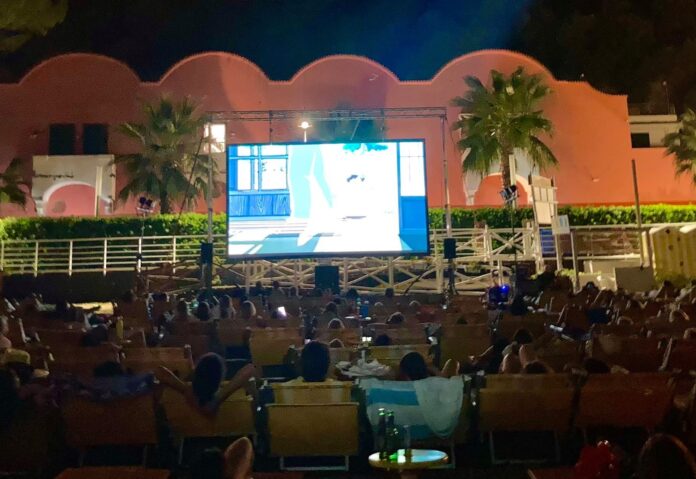 Ritorna Cinemare Vico, il cinema dal lettino in riva al mare: dal 3 al 6 agosto grandi film d'autore