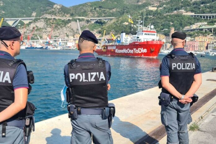 Nel Porto di Salerno è avvenuto lo sbarco di 114 migranti: sono giunti a bordo della nave SeaEye4