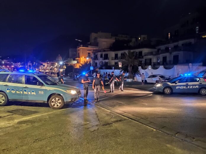 Controlli della Polizia di Stato nel comune di Ischia, identificate 474 persone, di cui 51 con precedenti di polizia