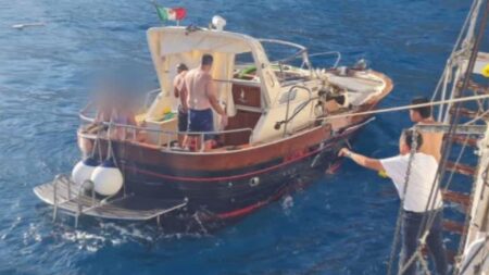 Costiera amalfitana, terribile scontro in mare tra veliero e motoscafo: muore turista inglese di 44 anni. Indaga la capitaneria di porto
