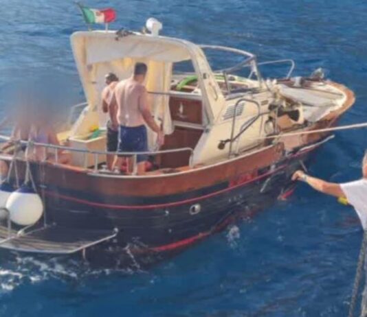 Costiera amalfitana, terribile scontro in mare tra veliero e motoscafo: muore turista inglese di 44 anni. Indaga la capitaneria di porto