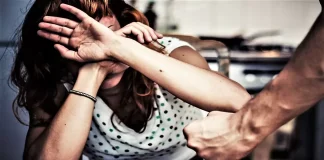 Giugliano: violenza domestica, donna e figlio si barricano in bagno dopo le botte. Ex marito convivente arrestato dai Carabinieri