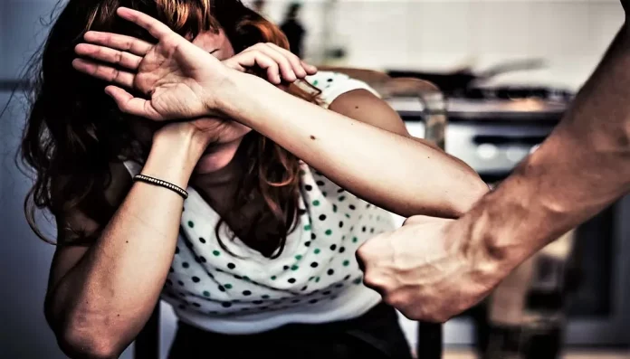 Giugliano: violenza domestica, donna e figlio si barricano in bagno dopo le botte. Ex marito convivente arrestato dai Carabinieri