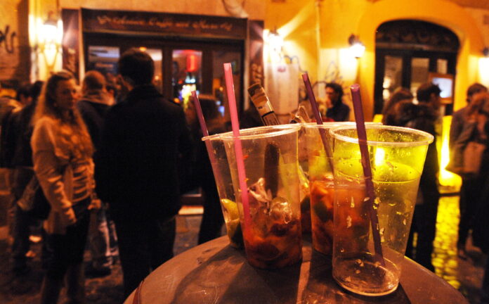 Napoli, controlli “movida”: controlli e multe per bar e ristoranti