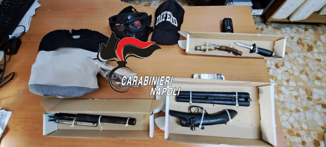 Napoli, blitz a "Pianura": aveva in casa un fucile a canne mozze e coltelli a serramanico. Arrestato 35enne