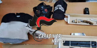 Napoli, blitz a "Pianura": aveva in casa un fucile a canne mozze e coltelli a serramanico. Arrestato 35enne