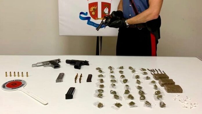 Napoli, sequestrate armi e droga in Salita Capodimonte Napoli, sequestrate armi e droga in Salita Capodimonte
