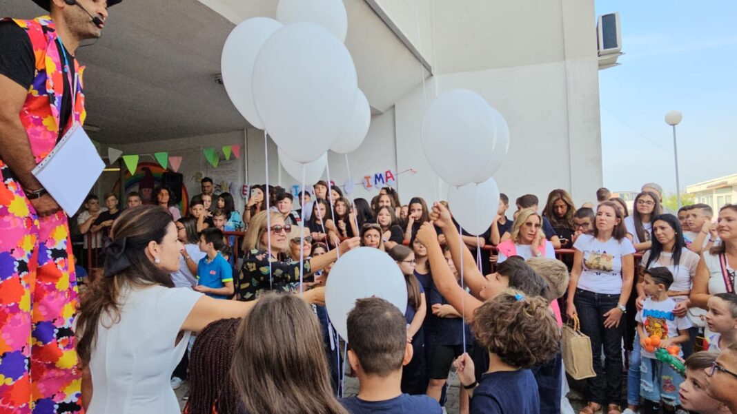 Ercolano, primo giorno di scuola dedicato a Giogiò: tromba che suona il silenzio, palloncini simbolo di speranza e le lettere degli studenti
