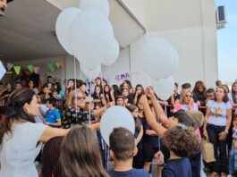 Ercolano, primo giorno di scuola dedicato a Giogiò: tromba che suona il silenzio, palloncini simbolo di speranza e le lettere degli studenti