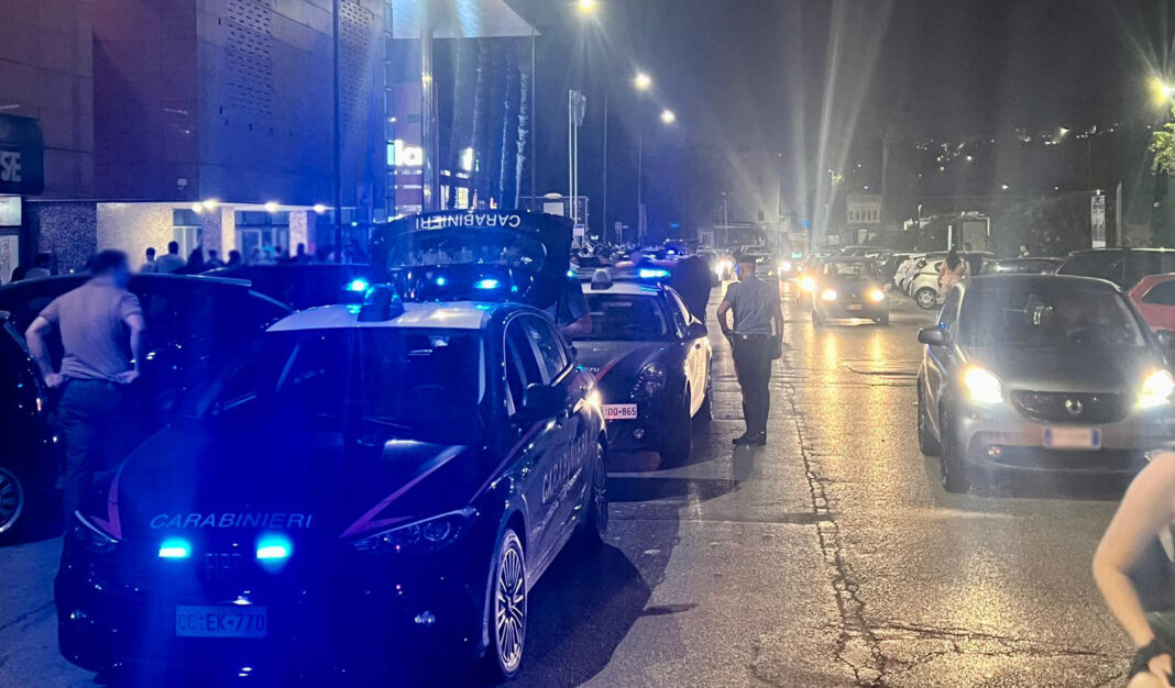 Napoli, controlli a tappeto nella periferia occidentale: monitorati giovanissimi, ritrovati coltello e pistola