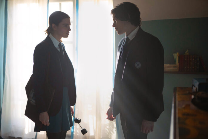 Fabbricante di lacrime diventa un film, Netflix pubblica l'immagine in anteprima Fabbricante di lacrime diventa un film, Netflix pubblica l'immagine in anteprima