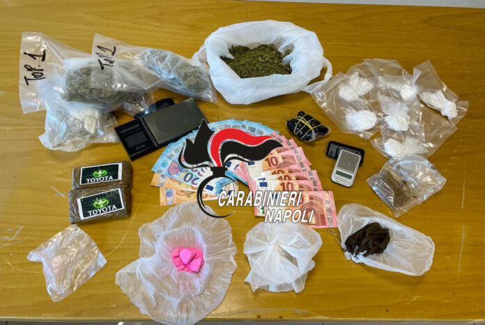 Napoli rione Traiano: anche la droga rosa tra i sequestri dei carabinieri Napoli rione Traiano: anche la droga rosa tra i sequestri dei carabinieri